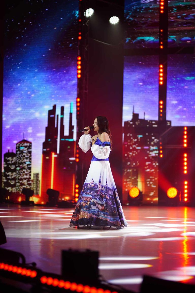 L'era во время конкурса на сцене к Казахстане