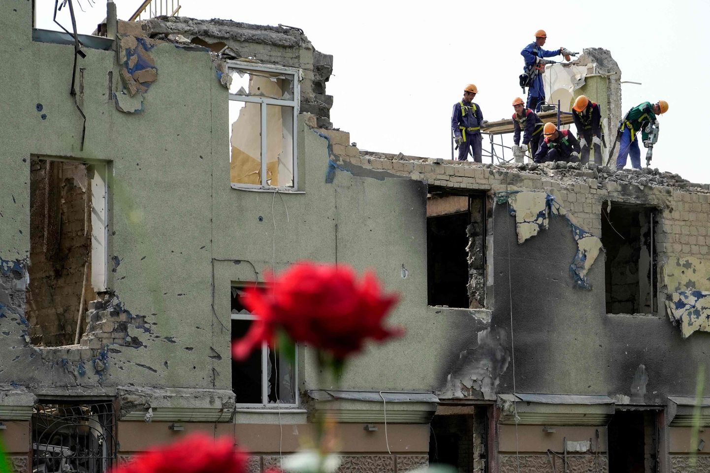 Venemaa okupeeritud Ukraina sadamalinn Mariupol. Venelased ehitavad lahingus kannatada saanud hoonet taas üles
