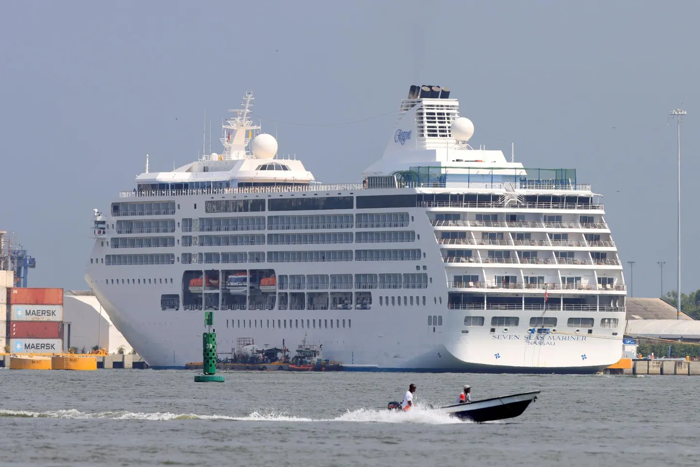Colombia võimud keeldusid ristluslaeva Seven Seas Mariner reisijaid maale lubamast pardal avastatud koroonajuhtumite tõttu.