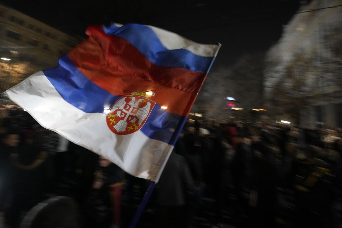 Протестующий с сербским и российским флагом в Белграде во время демонстрации против мирного плана по Косово, предложенного Францией и Германией. В ходе акции протеста были арестованы несколько человек, предположительно связанных с российской ЧВК "Вагнер". 15 февраля 2023 г.