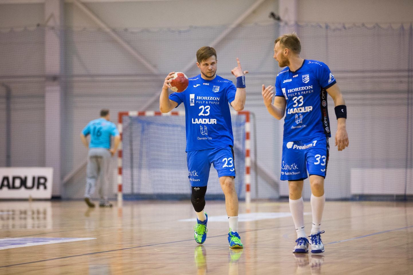 Tapal käsipallimänguga algust teinud Kaspar Lees (paremal) esindab taas Eesti koondist.