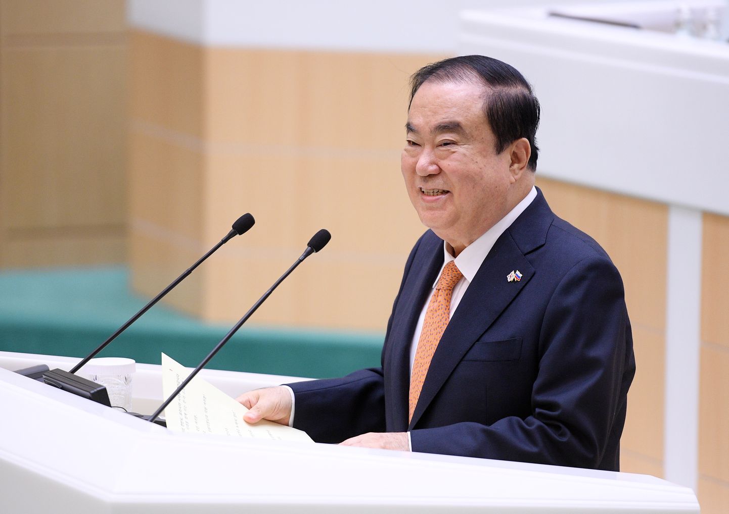 Lõuna-Korea parlamendi spiiker Moon Hee-sang 29. mail Moskvas föderatsiooninõukogu ees kõnet pidamas.