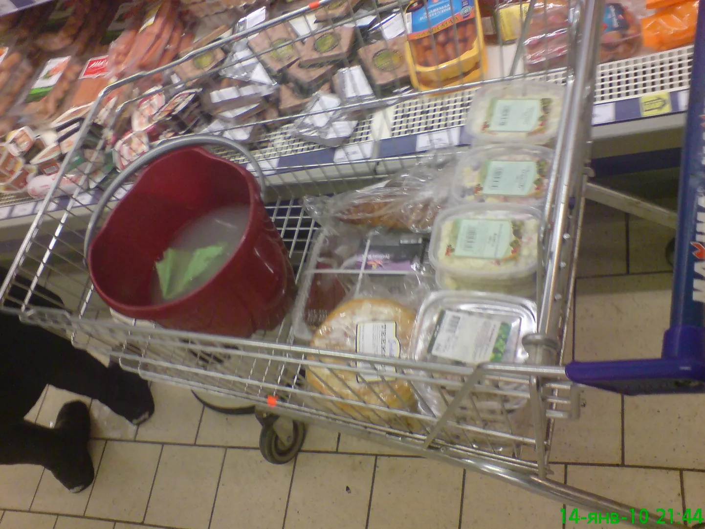 Держать ведро с грязной водой и продукты в одной корзине — грубейшее нарушение санитарных норм.