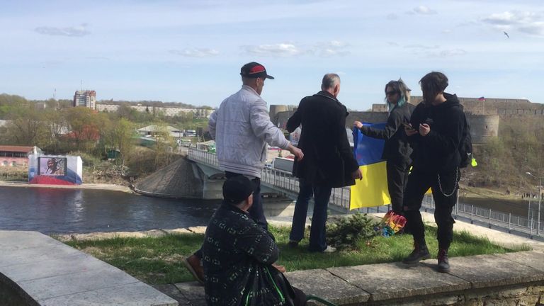 Момент нападения на активиста Даниила Куракина в Нарве 9 мая.