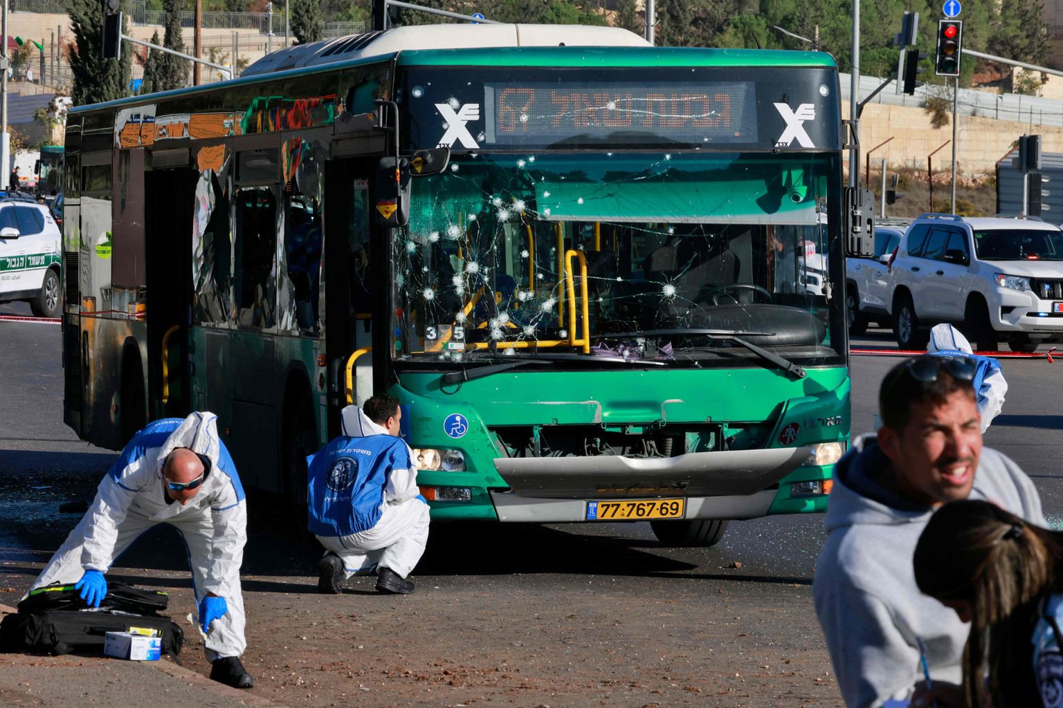 Поврежденный в результате взрыва автобус.