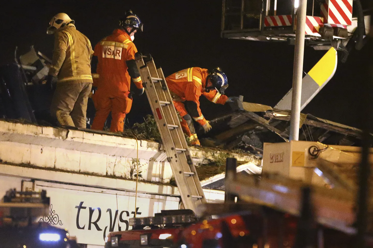 Glasgow's kukkus politseikopter pubi The Clutha katusele. Fotod päästetöödest on tehtud reede hilisõhtul ja täna varahommikul.