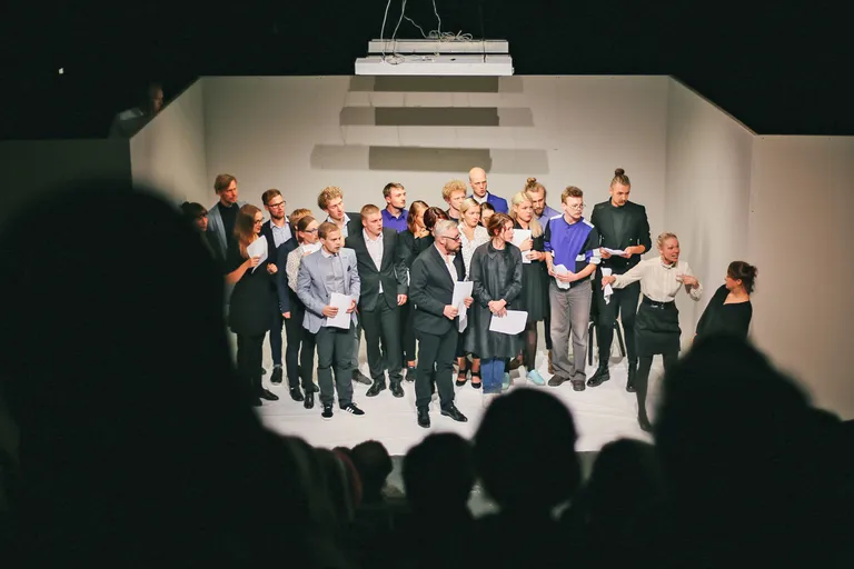 Mehis Pihla aktsioon «Ületoodetud teater» võttis kokku täna Eesti teatris kõige kuumema teema – raha ei ole, raha ei tule ning kõik kohad on täis. Vabakutselised «ametnikud» nõuavad peaministrilt (Katrin Pärn) administeeriumit ja MINIsteeriumit.