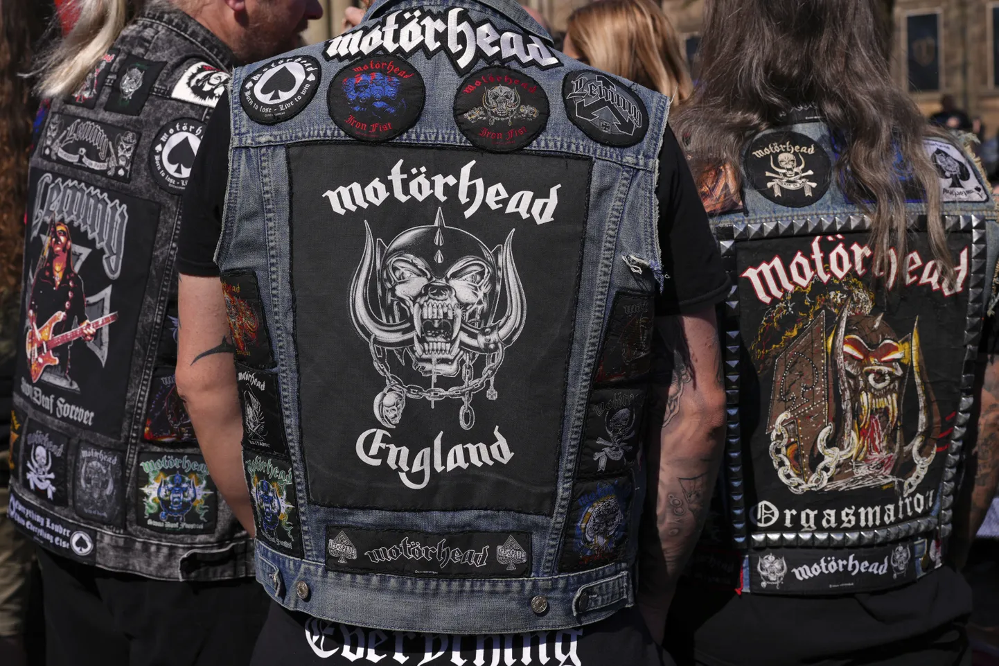 Lemmy Kilmeisteri kuju avati reedesel tseremoonial, kuhu saabus terve hulk Motörheadi fänne ja mootorrattureid.