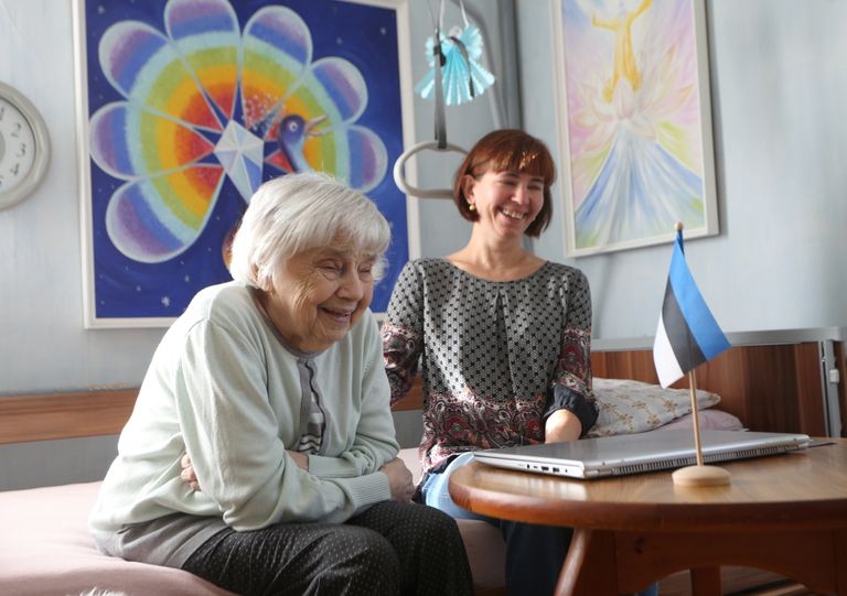 101-aastane Aino Aasmäe koos lapselapse Merike Jürnaga.