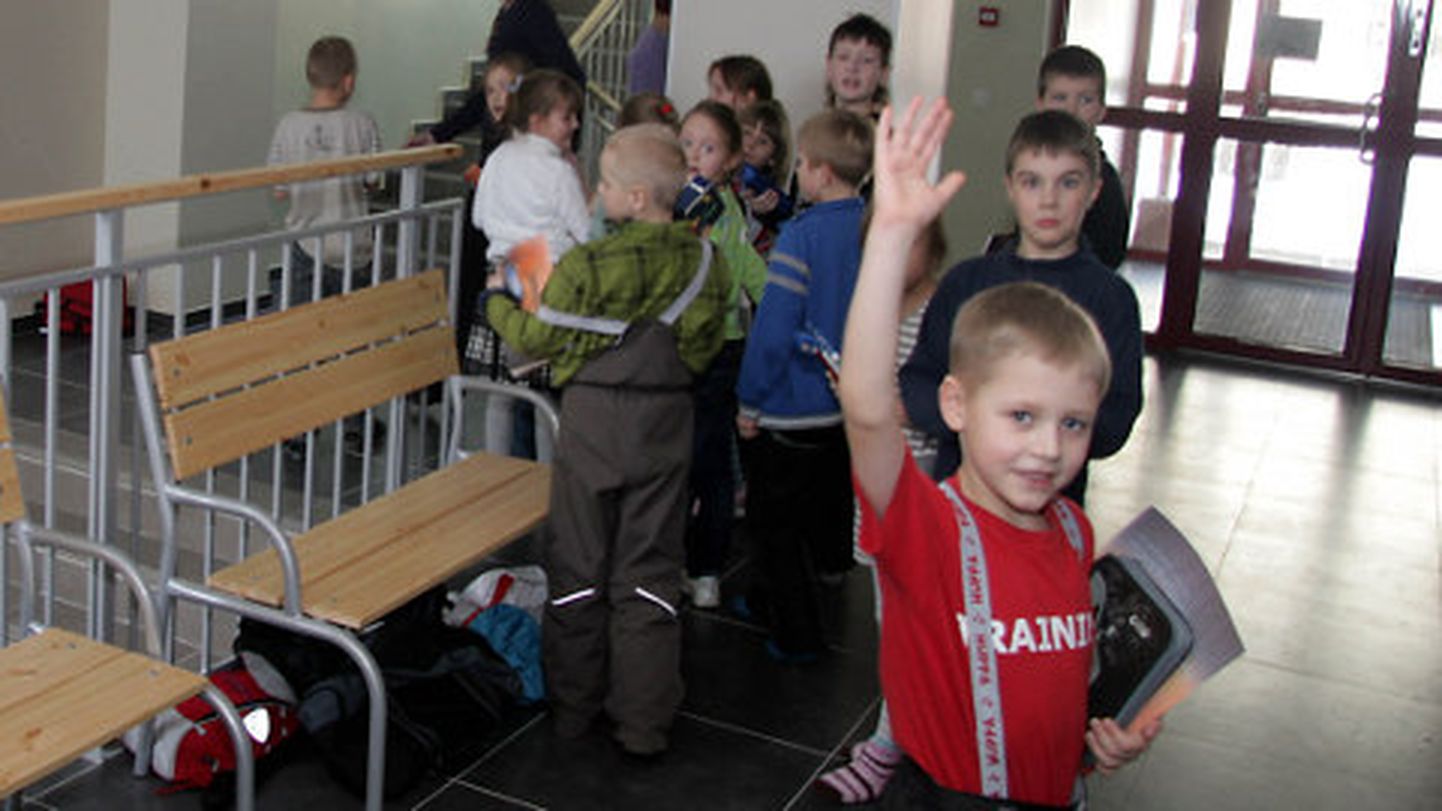 Enam kui aasta Kiviõli eri asutustes laiali olnud lapsed naasid esmaspäeval oma renoveeritud koolimajja.