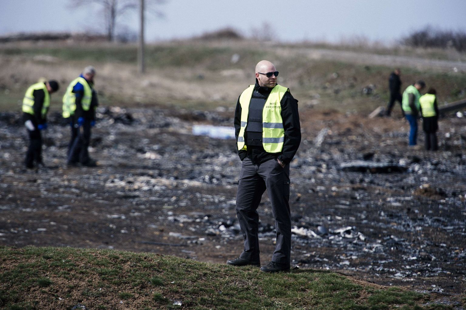 Hollandi eksperdid möödunud kuul Ida-Ukrainas õnnetuspaigal.