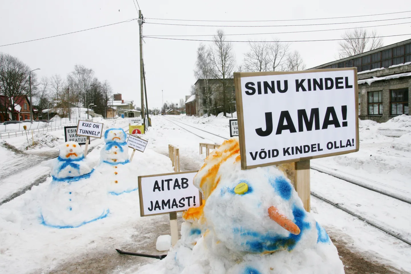 Lumememmed Tartu vaksali ajutisel perroonil.