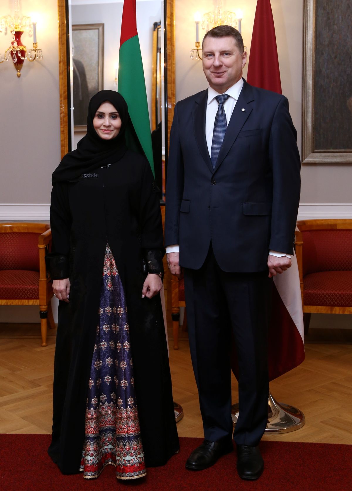 Valsts prezidents Raimonds Vējonis un Apvienoto Arābu Emirātu vēstniece Latvijā Hanana Halfana Obaida Ali Al Madhani akreditācijas vizītes laikā Rīgas pilī.