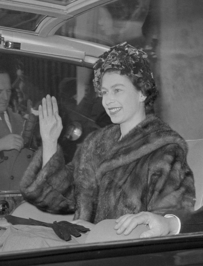 Kuninganna Elizabeth II kandmas pruuni karusnahkset kasukat, 20. jaanuar 1961.