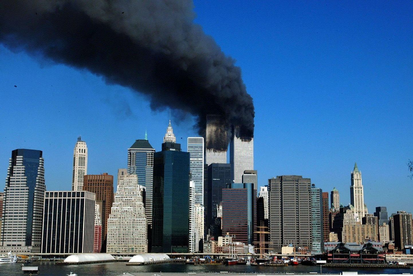 11. septembril 2001 sööstsid islamistidest terroristide poolt kaaperdatud reisilennukid New Yorgis Maailma Kaubanduskeskuse kaksiktornidesse, põhjustades ligi 3000 inimese hukkumise. 22 aastat hiljem on osad liberaalsetes väärtustes kahtlevad ameeriklased asunud õigustama omaaegsete ründajate praeguste mõttekaaslase ellusuhtumist ja väärtusi.