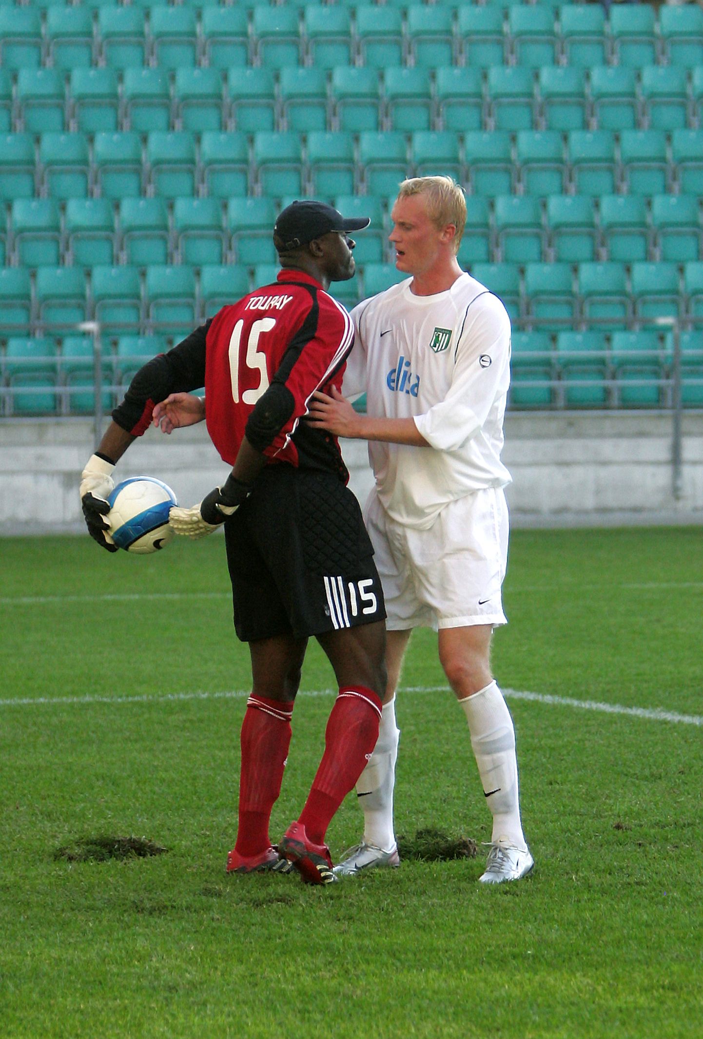 Sander Post (valges) mängis 2008. aastal Tallinna FC Floras.
