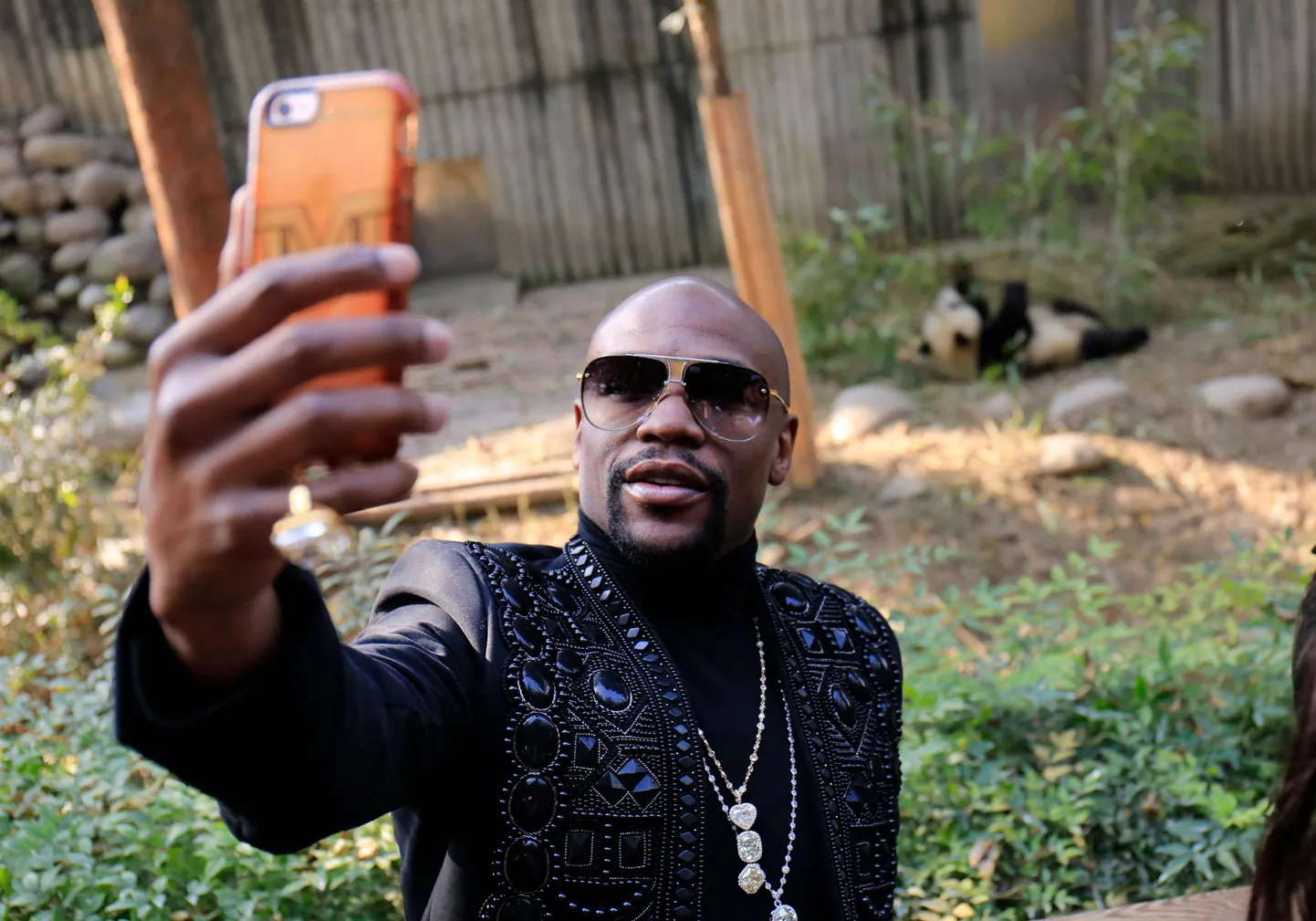 Floyd Mayweather poseerimas oma lapsendatud pandakaruga.