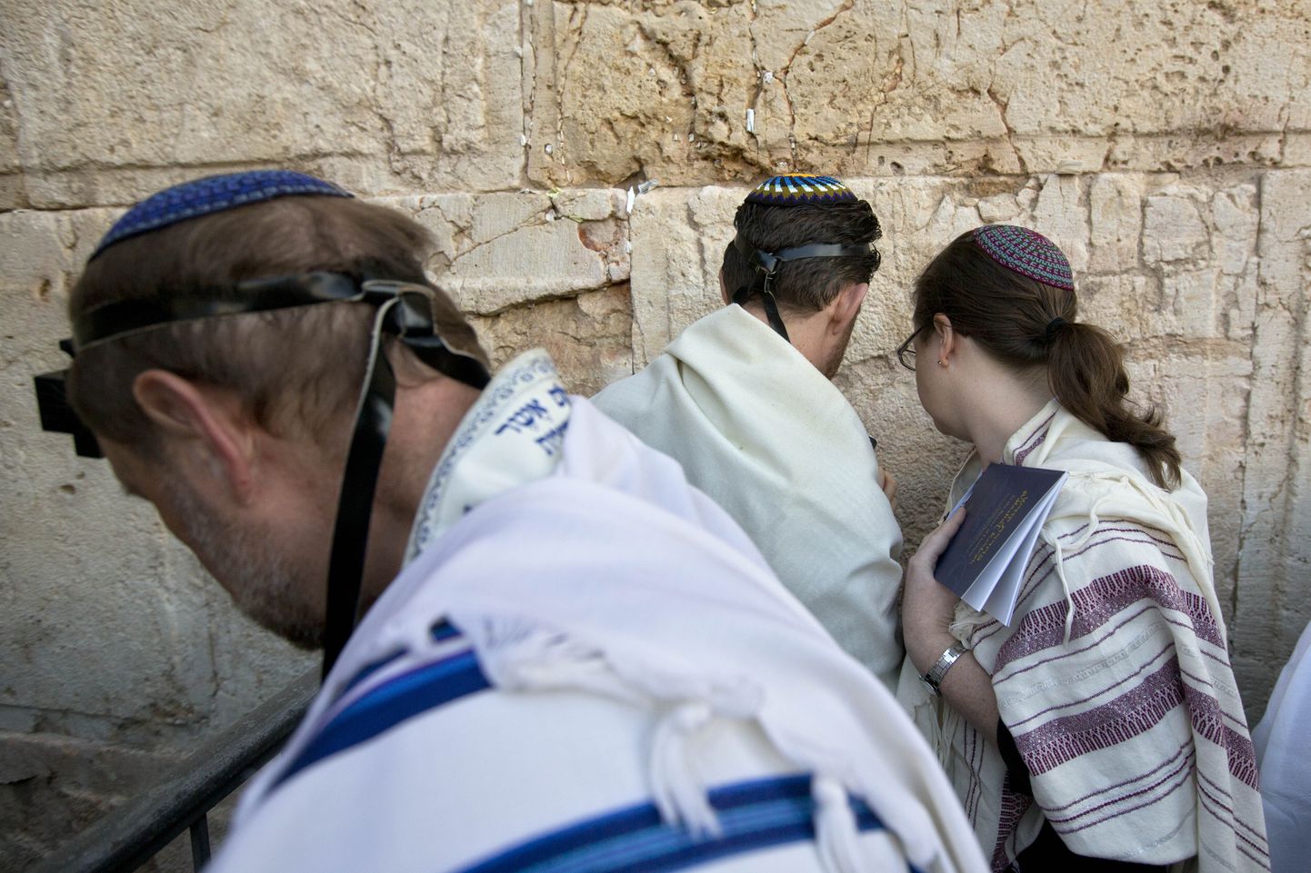 Ameerika ja Iisraeli reformeeritud judaismi rabid palvetamas Nutumüüri ääres. Reformiliikumine lubab ka naistel kipat kanda. Ortodoksia reegelite järgi on Nutumüüri ääres naised ja mehed eraldatud ning naised pigimütsi ei kanna.