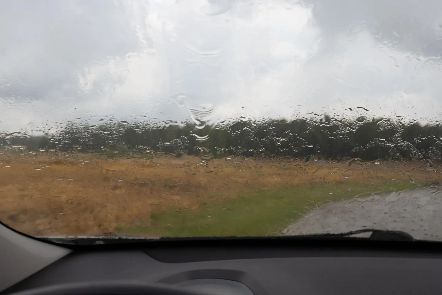 Ebatavaliselt soe ilm jätkub. Tihti sajab vihma, ilm on tuuline, võib tormiseid iile olla.