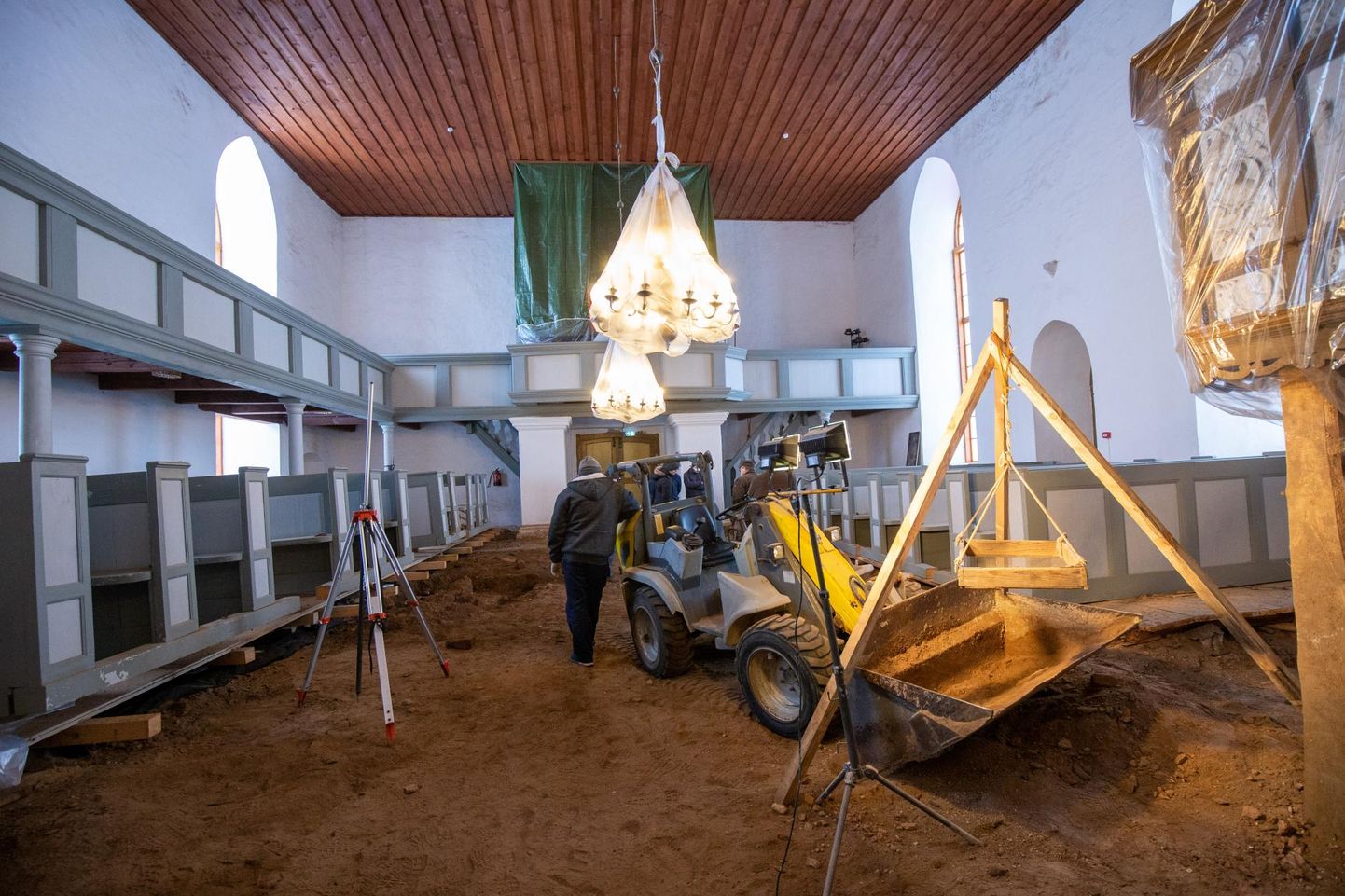 Kirikule uue põranda ehitamise eel on eemaldatud hulk leiduderikast pinnasekihti.