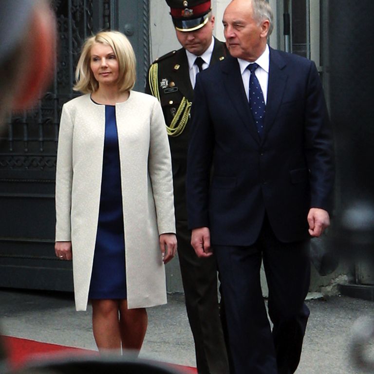Latvijas valsts prezidenta Andra Bērziņa kundze Dace Seisuma pati prot gaumīgi pucēties un neizmanto stilistu vai dizaineru pakalpojumus 