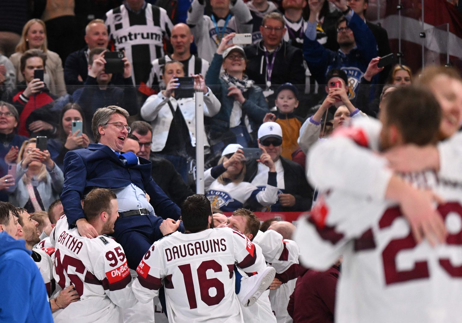 Latvijas izlases hokejisti priecājas par bronzas medaļām pasaules čempionātā.