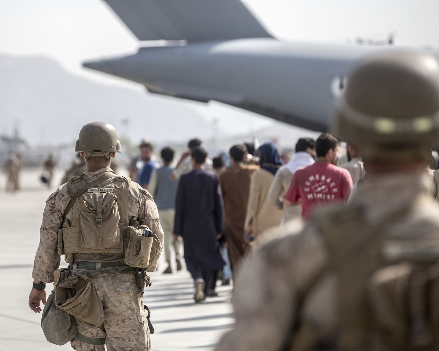 USA merejalaväelased juhatamas evakueeritavaid afgaane Kabuli lennujaamas USAsse lennanud lennukile