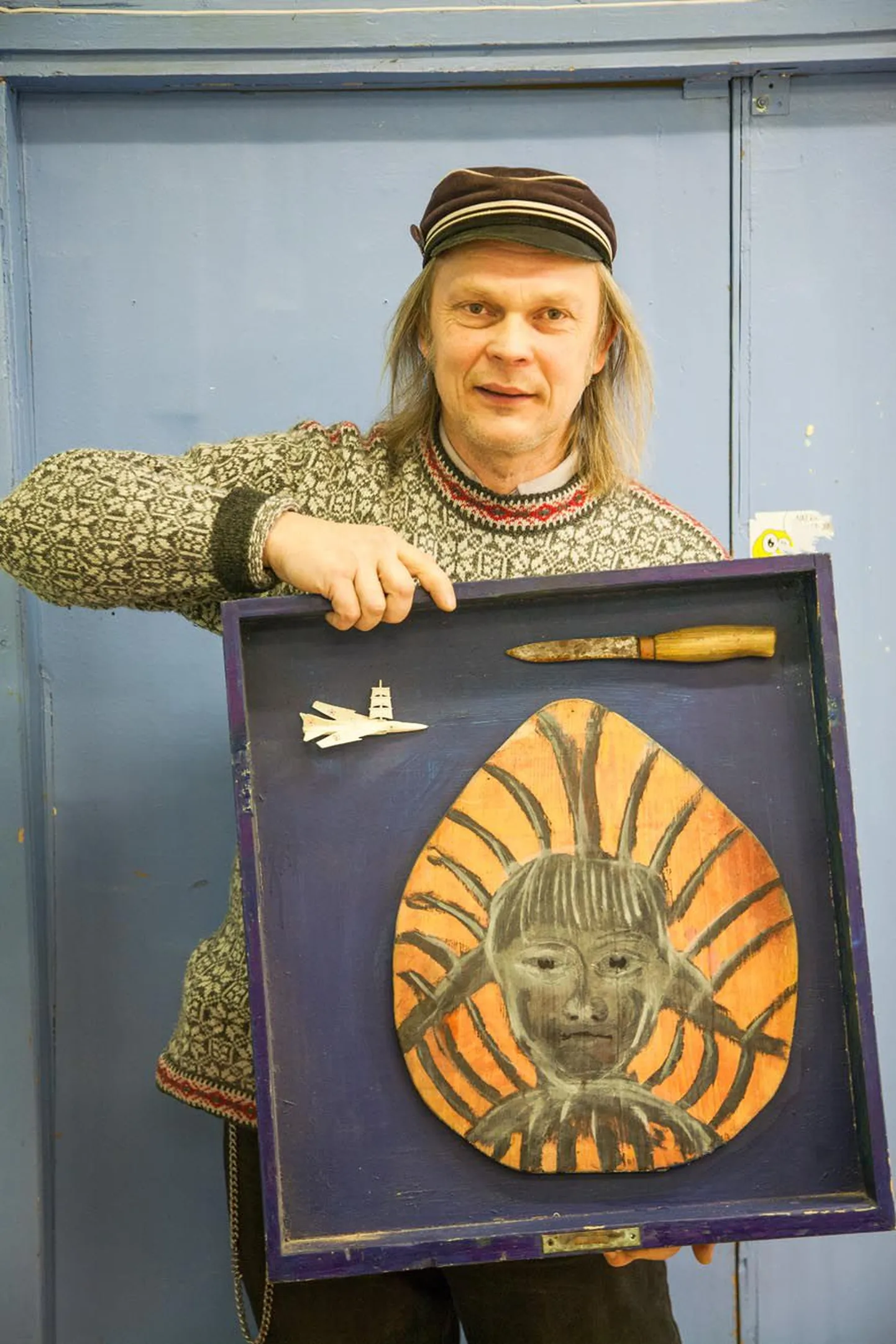 Margus Tiitsmaa hoiab käes kunstiteost, millel oleva noa leidis ta metsast puutüvesse lööduna. Teose põhi on tavaline kirjutuslaua sahtel.