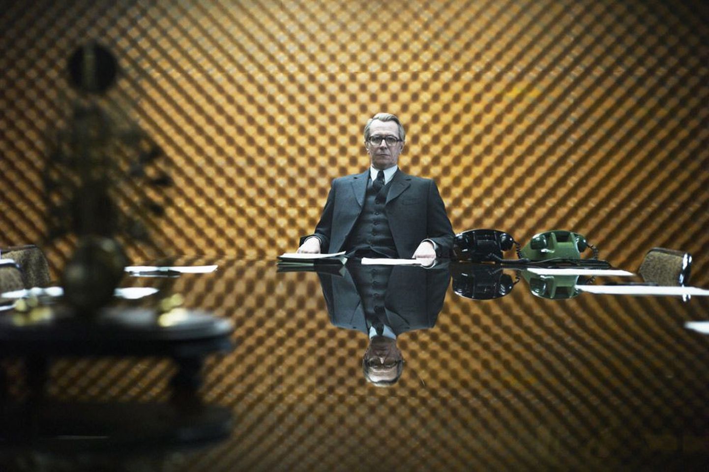 Filmi pingelisimad hetked leiavad aset helikindlates ruumides. Pildil Gary Oldman George Smiley rollis.