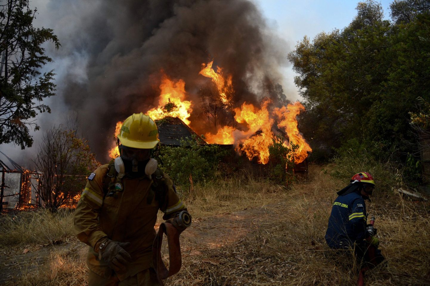 Tuletõrjujad Kreekas Pátra lähistel 31. juuli 2021.