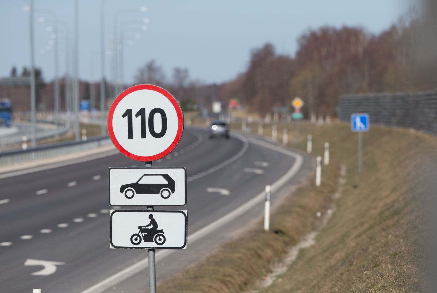 Знак ограничения скорости на шоссе. Фото иллюстративное.