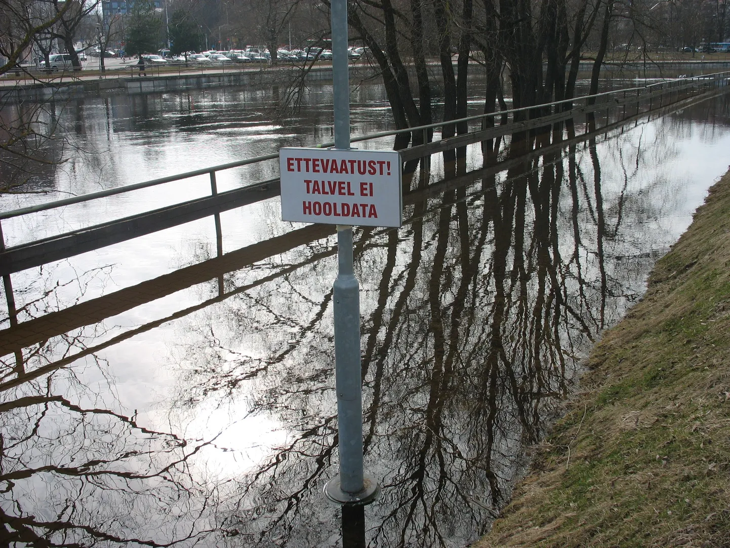 Talvel ei hooldata, kevadel saab ujuda. Emajõeäärne kõnnitee Atlantise juures.