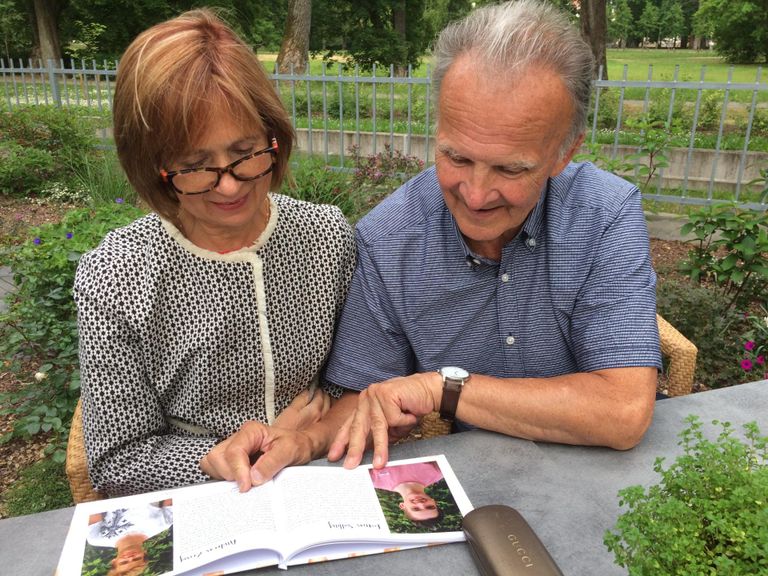 Тоомас Суллинг с женой, кардиологом Сирье листают классный альбом внучки, сделанный по случаю окончания основной школы.