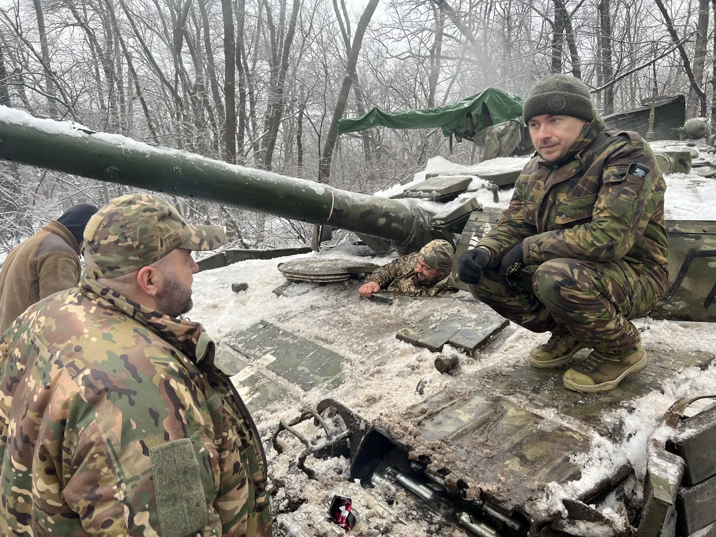 Украинские танкисты в перерыве между боями на зимнем фронте в Восточной Украине