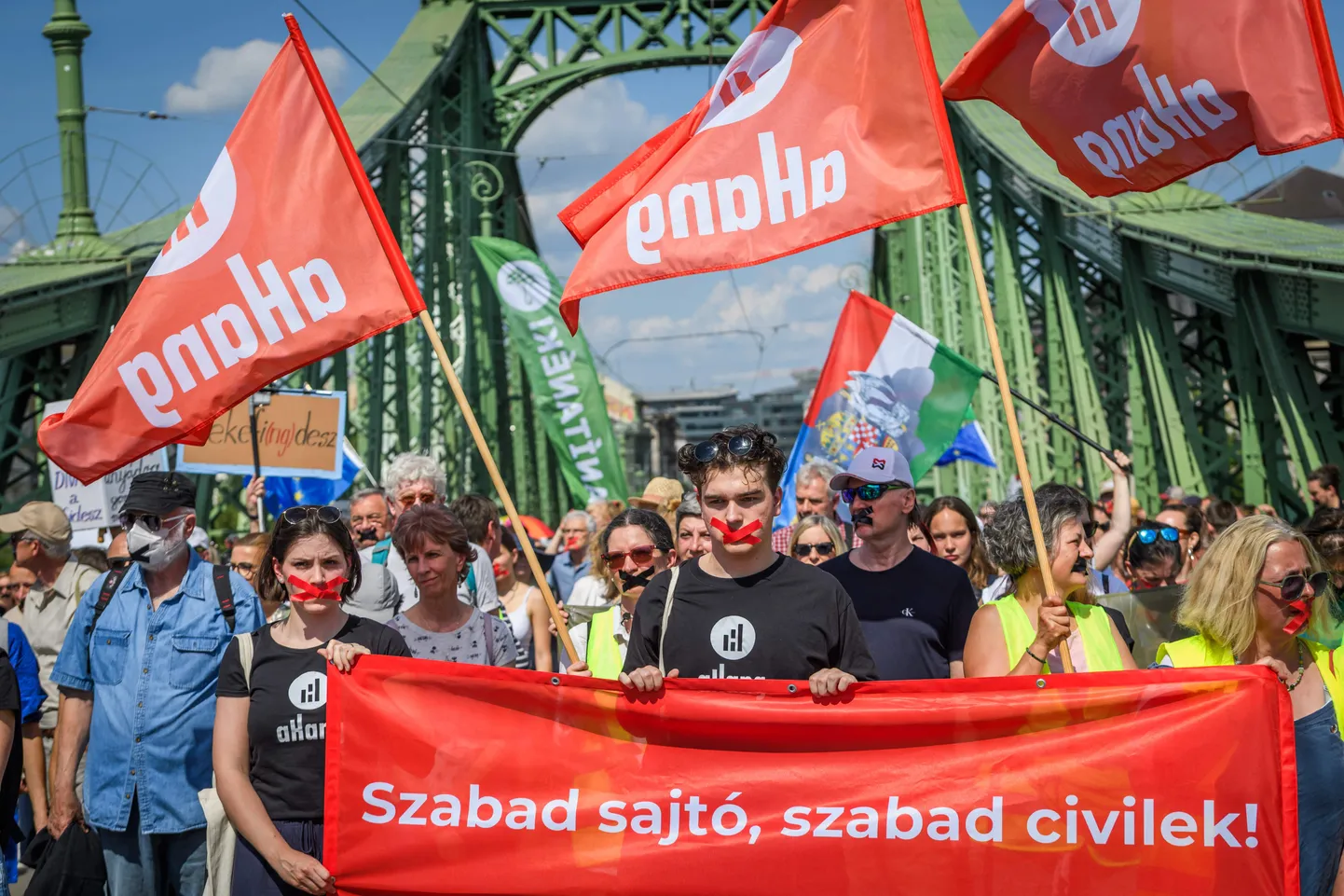 Meeleavaldajad marssimas vaikides 1. juunil Budapestis.