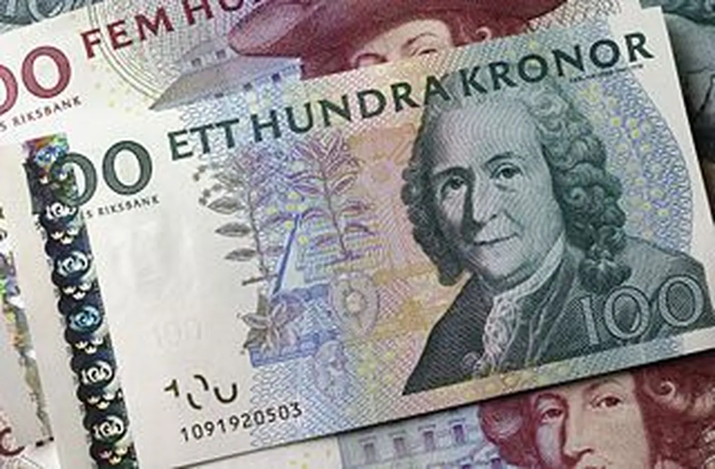 100 Rootsi krooni suurune rahatäht, taga paistab 500-kroonine.