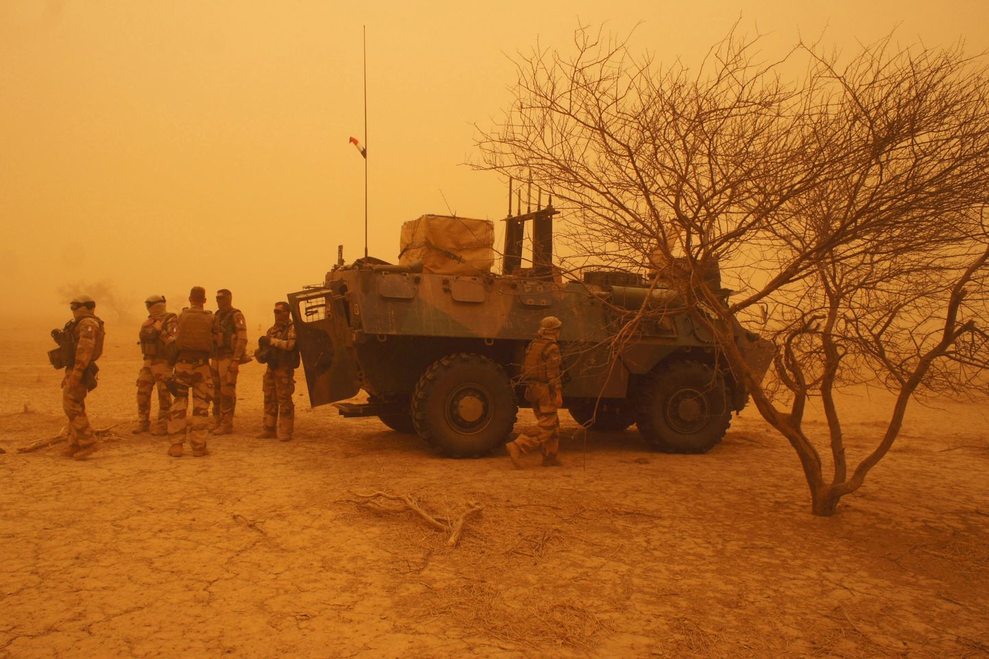 Liivatormi kätte sattunud Prantsuse sõdurid Mali kõrbes.
