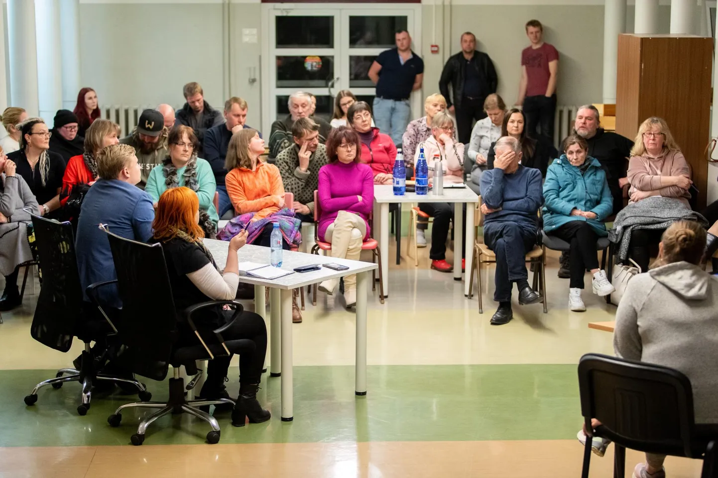 7. märtsil korraldati Leies vallavõimu esindajate ja kohalike vahel rahvakohtumine. Kohtumispaigaks oli Leie endine koolihoone, kus praegu tegutsevad veel raamatukogu ja lasteaed, mis mõlemad sealt varsti välja kolima peavad ning valla plaanid näevad ette, et lasteaiarühm ka suletakse.