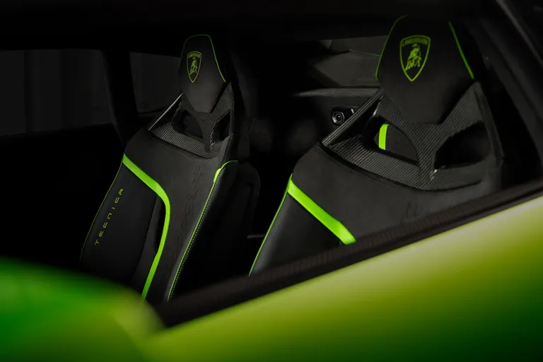 Automobili Lamborghini esitleb: Huracán Tecnica – tagaveoline, V10 jõuallikaga supersportauto ühendab disaini- ja inseritöö tippsaavutused.