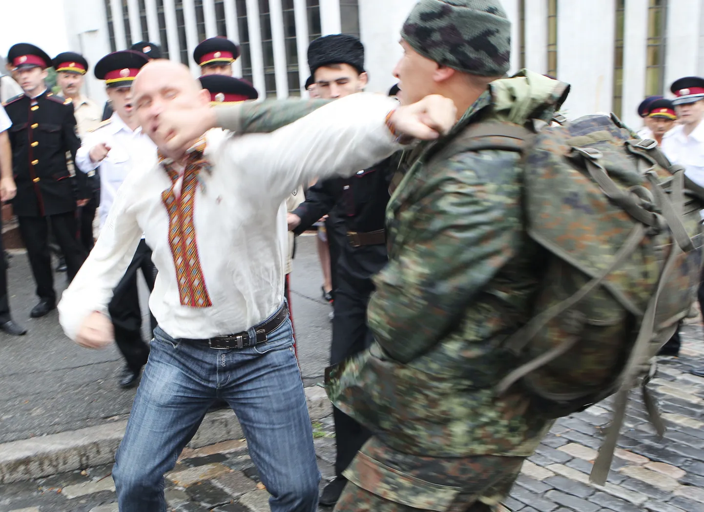 Драка около Владимирской горки в Киеве.