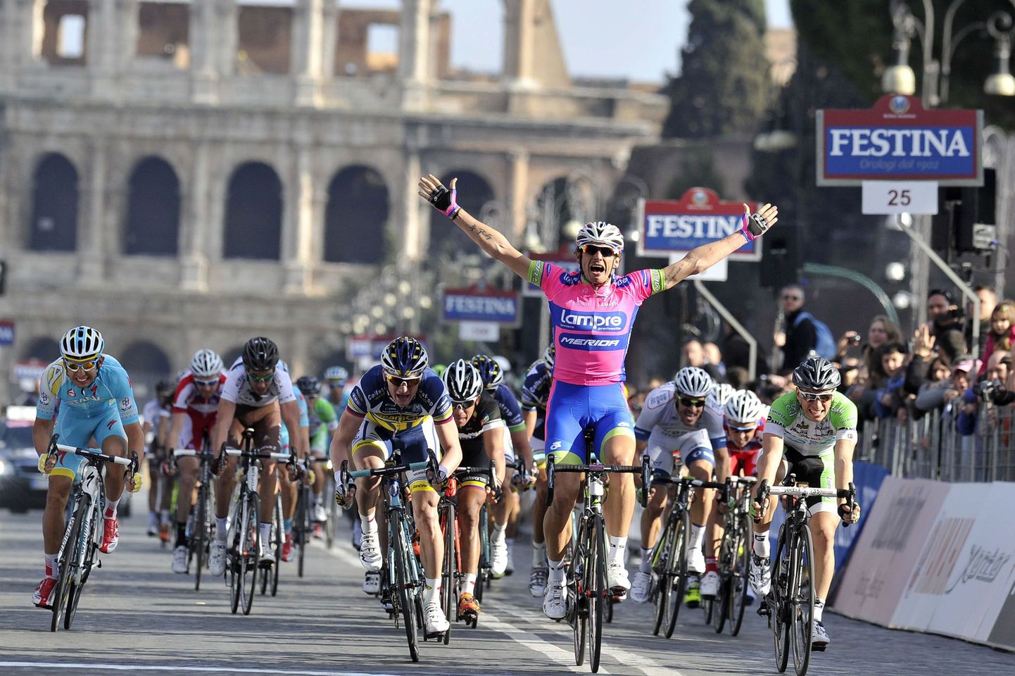 Filippo Pozzato tähistab ekslikult võitu.