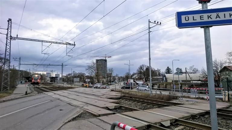 Üle raudtee algab Tondi, paremale jääb paik, kus oli Tiesenhusenite suvemõis