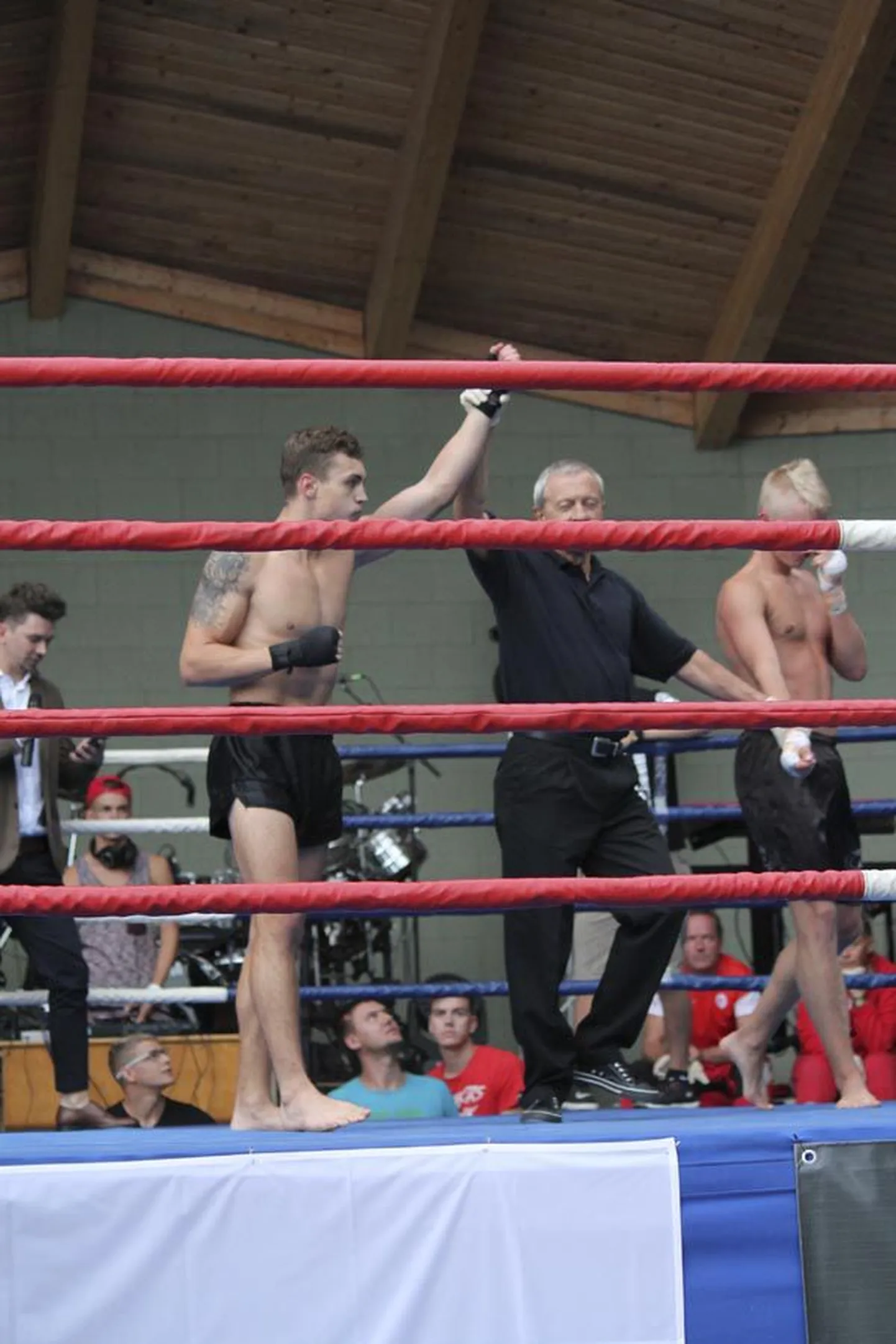 Viljandi taipoksiklubi poksija Andi Uustalu võitis kaalukategoorias kuni 69 kilogrammi õhtu esimese matši Team Moisari võitleja Mac Ojasmaa vastu.