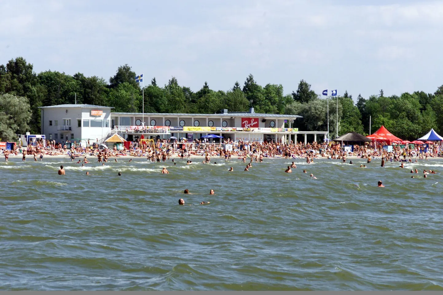 Suvine Pärnu rand ja rannahoone.