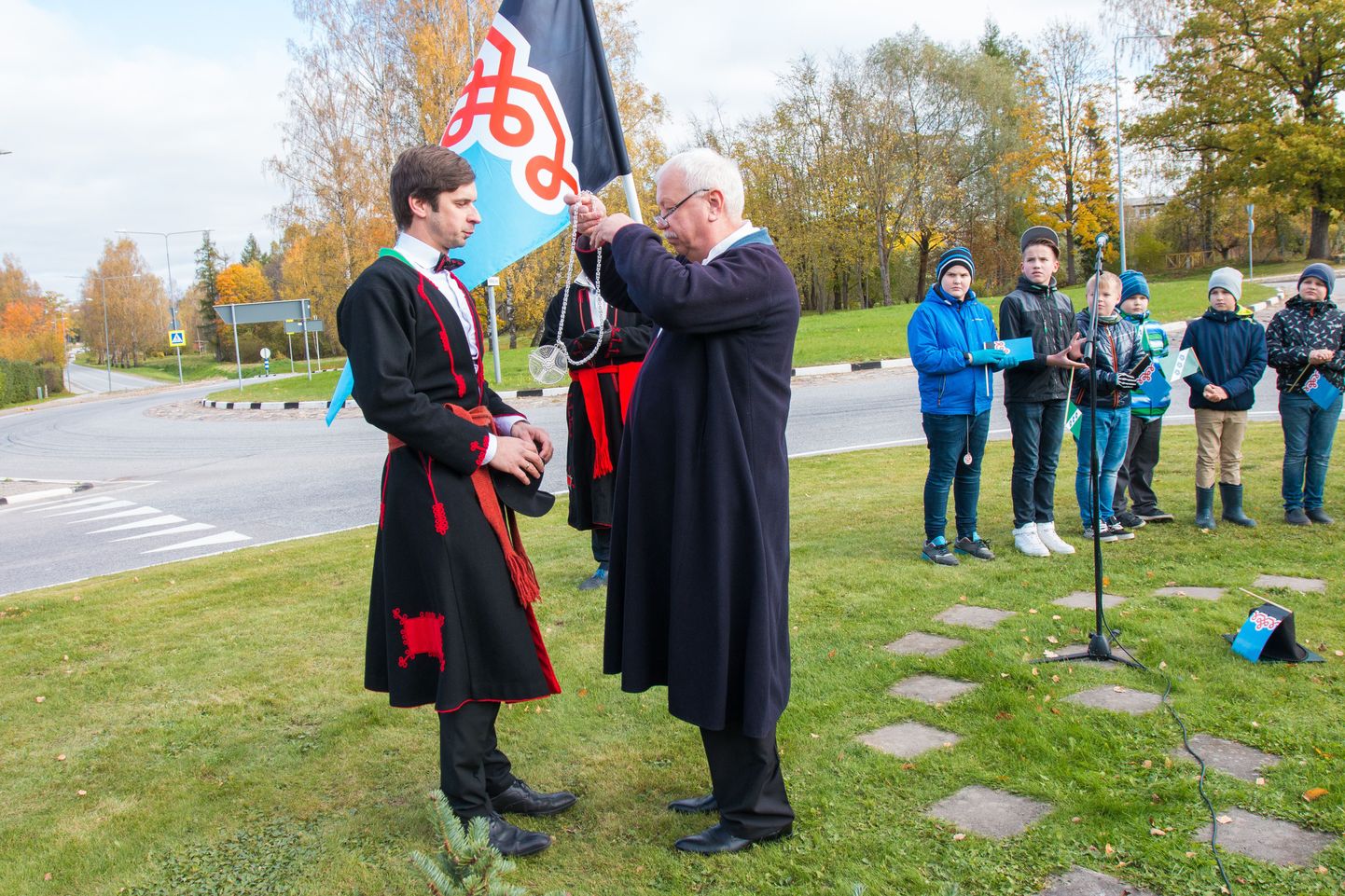 Mulgi lipu pidupäeval andis Abja vallavanem Peeter Rahnel tulevaks aastaks Mulgimaa vanema ameti üle Tõrva linnapeale Maido Ruusmannile. 