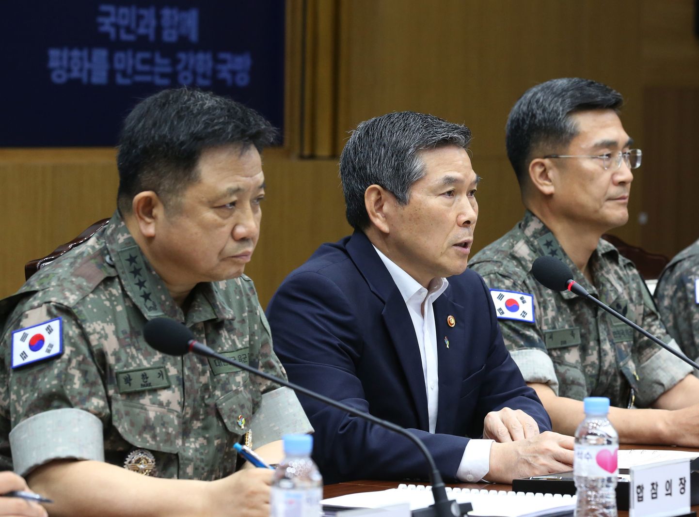 Lõuna-Korea kaitseminister Jeong Kyeong-doo (keskel) 19. juunil staabiülemate ühendkomitee kohtumisel.