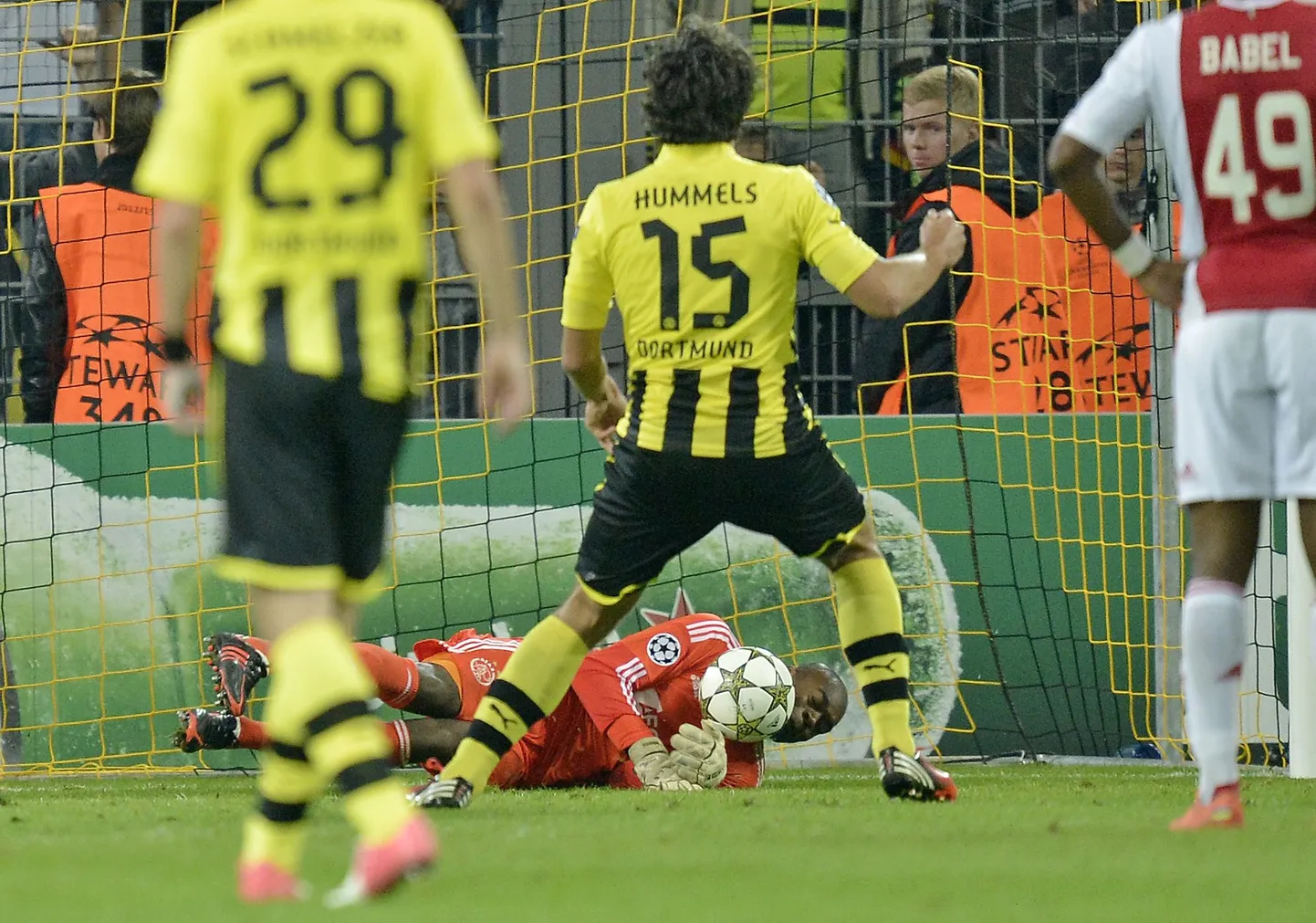 Mats Hummels (15) vaatab, kuidas väravavaht tema ebaõnnestunud löögi tõrjub.