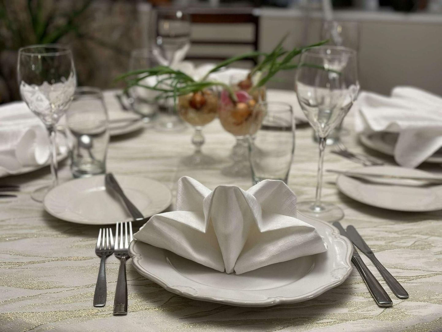 Pidulik laud ootab külalisi ja kevadiste maitsvate roogade lauale kandmist.