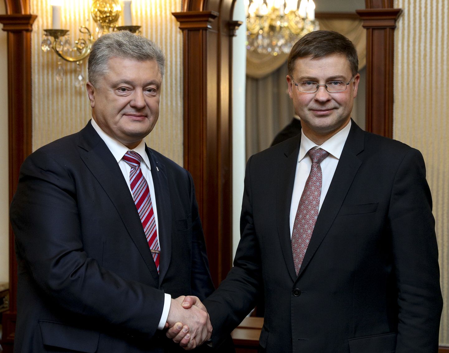 Ukrainas prezidents Petro Porošenko un Eiropas Komisijas (EK) viceprezidents Valdis Dombrovskis