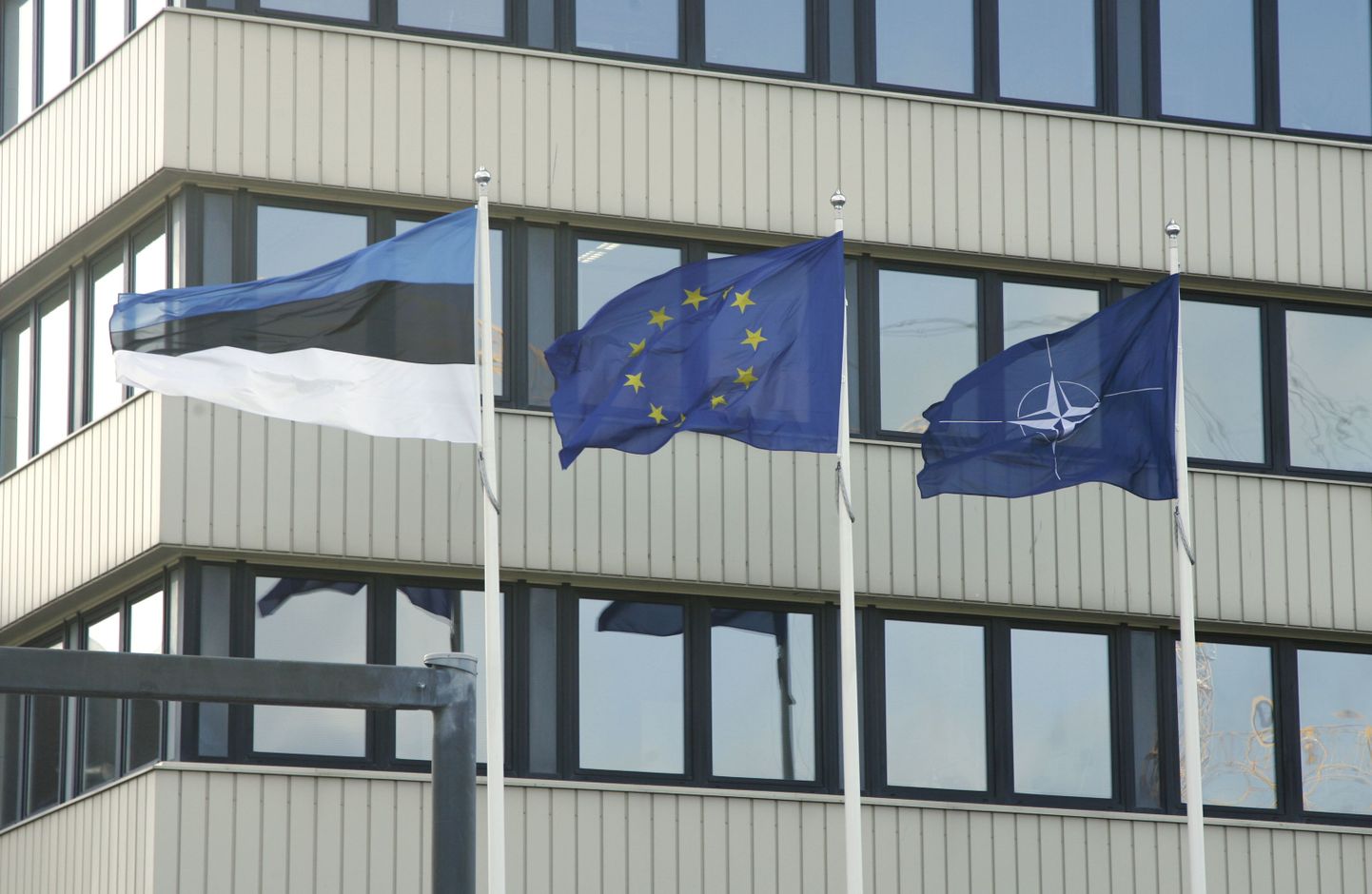 Eesti, Euroopa Liidu ja NATO lipud välisministeeriumi ees.